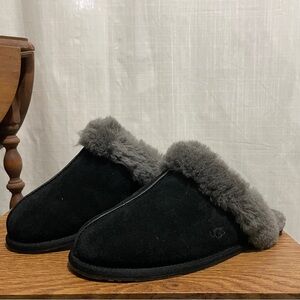 UGGs Men's Black and Gray slip on slippers, Sz M 10